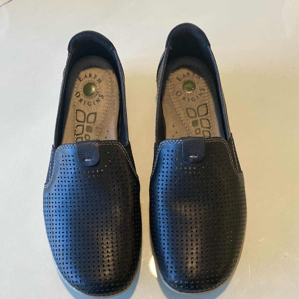 Women’s earth origins leather slip on shoes
Size 7 1/2 wide